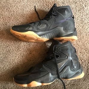 LeBron XIII black/gum